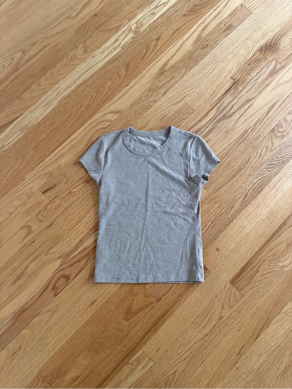 Fitted t shirt taupe beige cropped
